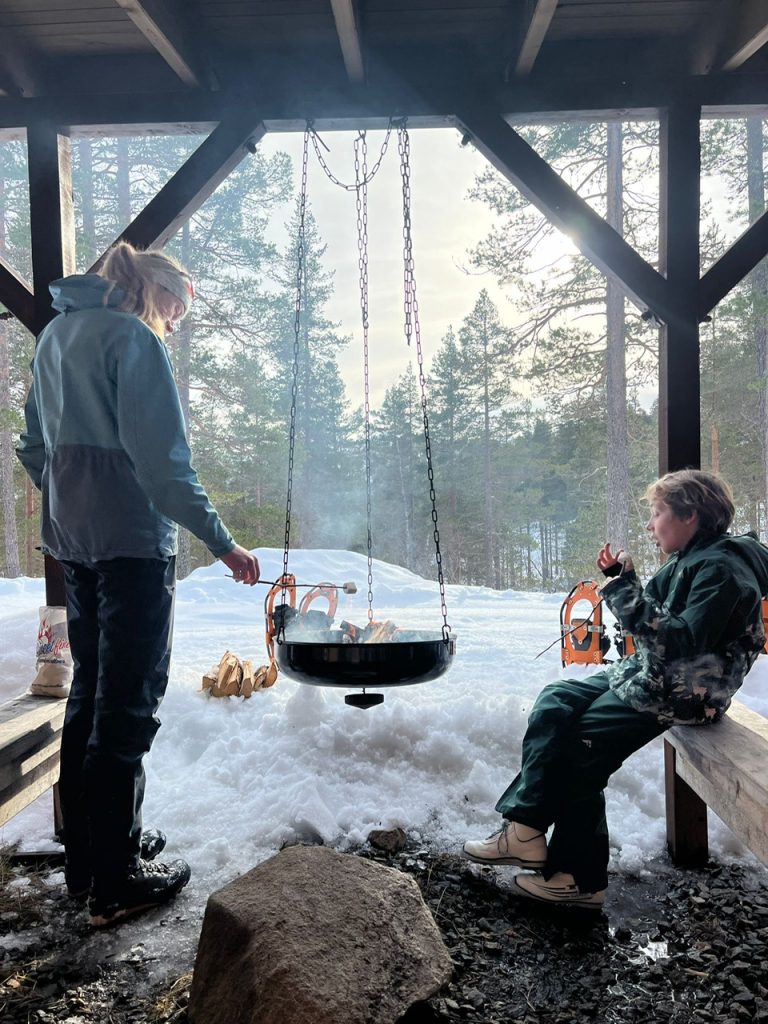 vuurtje, sneeuw, kinderen, worstjes grillen