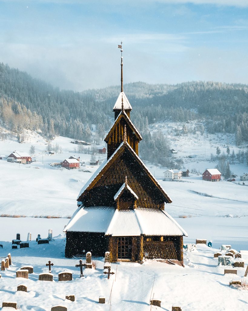 Eidsborg staafkerk, winterlandschap